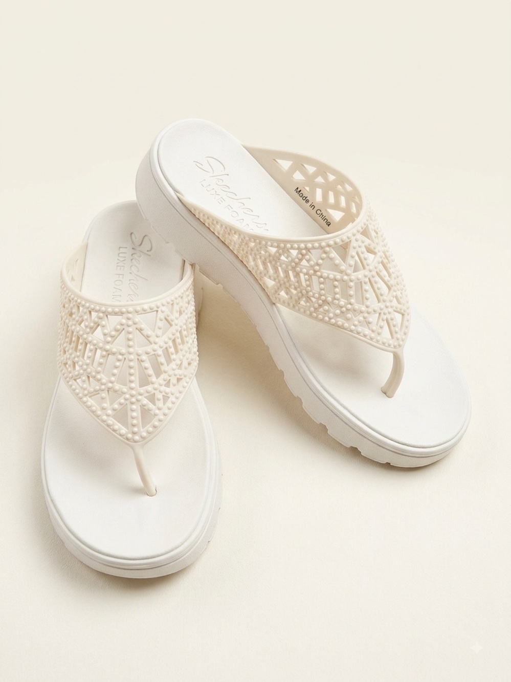 Skechers Lux Foams Size 8 in white - Good Condition